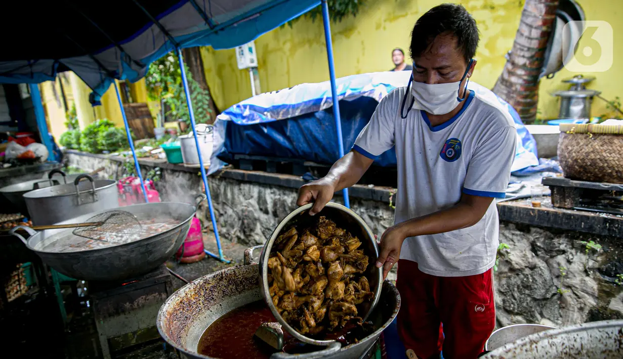 Petugas Taruna Siaga Bencana (Tagana) menggoreng daging ayam di Dapur Umum Kementerian Sosial di GOR Otista, Jakarta, Minggu (21/2/2021). Dalam sehari, petugas menyiapkan hingga 6.000 paket nasi kotak yang didistribusikan ke 11 kelurahan terdampak banjir. (Liputan6.com/Faizal Fanani)