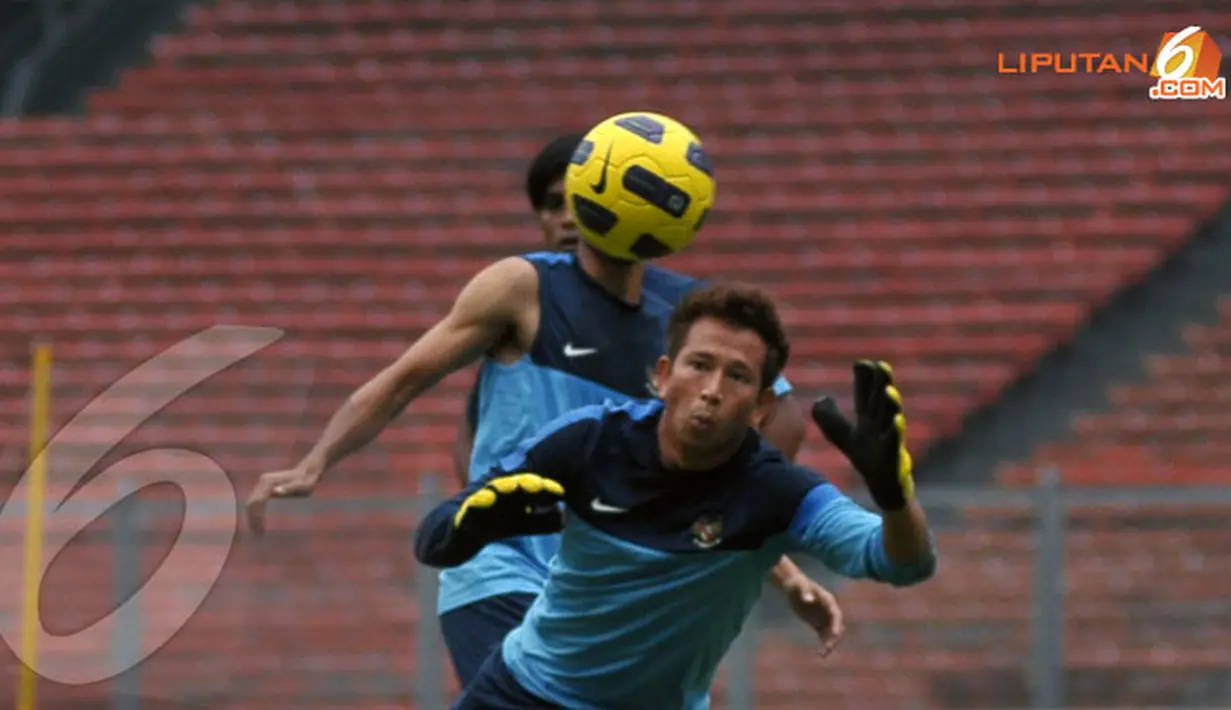 Penjaga gawang Timnas Indonesia I Made Wirawan sudah terlihat kembali berlatih usai izin selama 2 hari untuk keperluan keluarga (Liputan6.com/Helmi Fithriansyah)