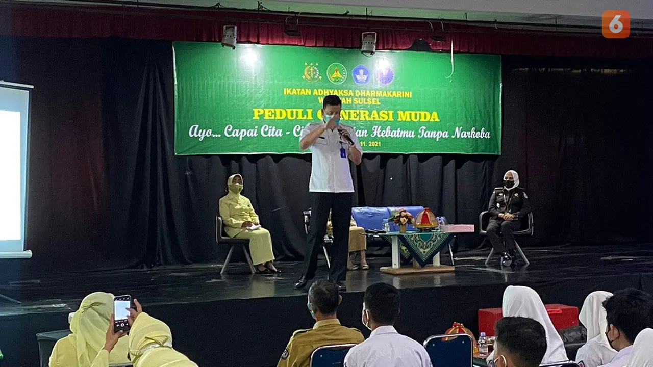 Emak-emak cantik yang tergabung dalam Ikatan Adhiyaksa Dharmakarini (IAD) Kejati Sulsel gelar penyuluhan hukum di dua sekolah unggulan di Makassar (Liputan6.com/ Eka Hakim)