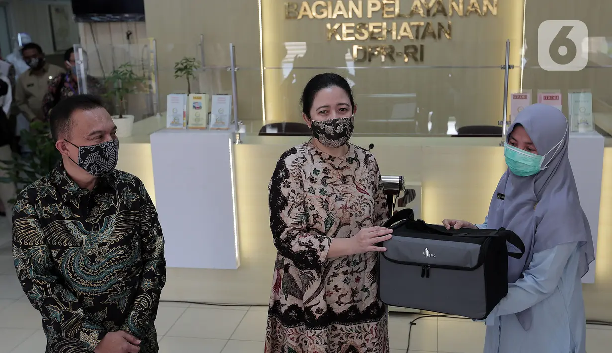 Ketua DPR Puan Maharani (tengah) secara simbolis memberikan bantuan ventilator dari pimpinan DPR kepada Bagian Pelayanan Kesehatan DPR RI, Jakarta, Selasa (16/6/2020). Bantuan tersebut untuk mengantisipasi jika ada pegawai atau anggota DPR yang teriindikasi COVID-19. (Liputan6.com/Johan Tallo)