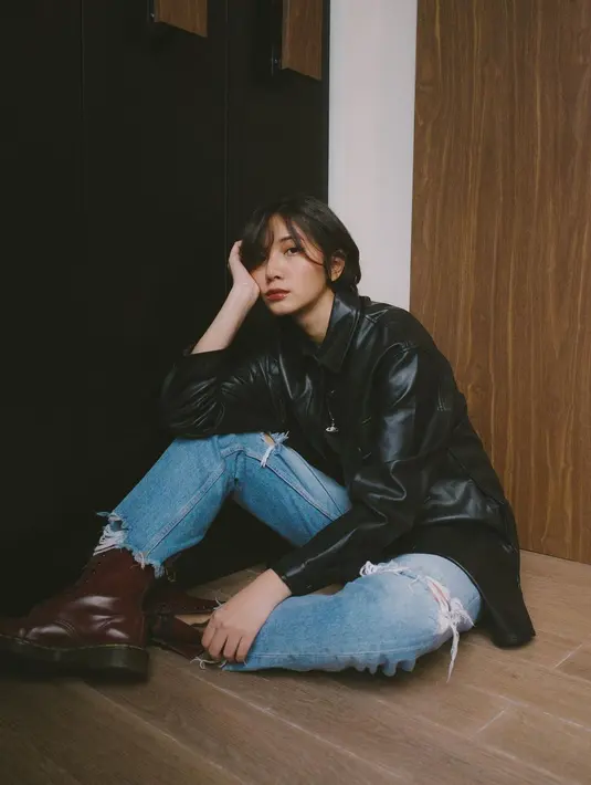 Tampil dengan gaya boyish, Sheila memadukan leather jacket, ripped jeans, dan boots [instagram/sheiladaisha]