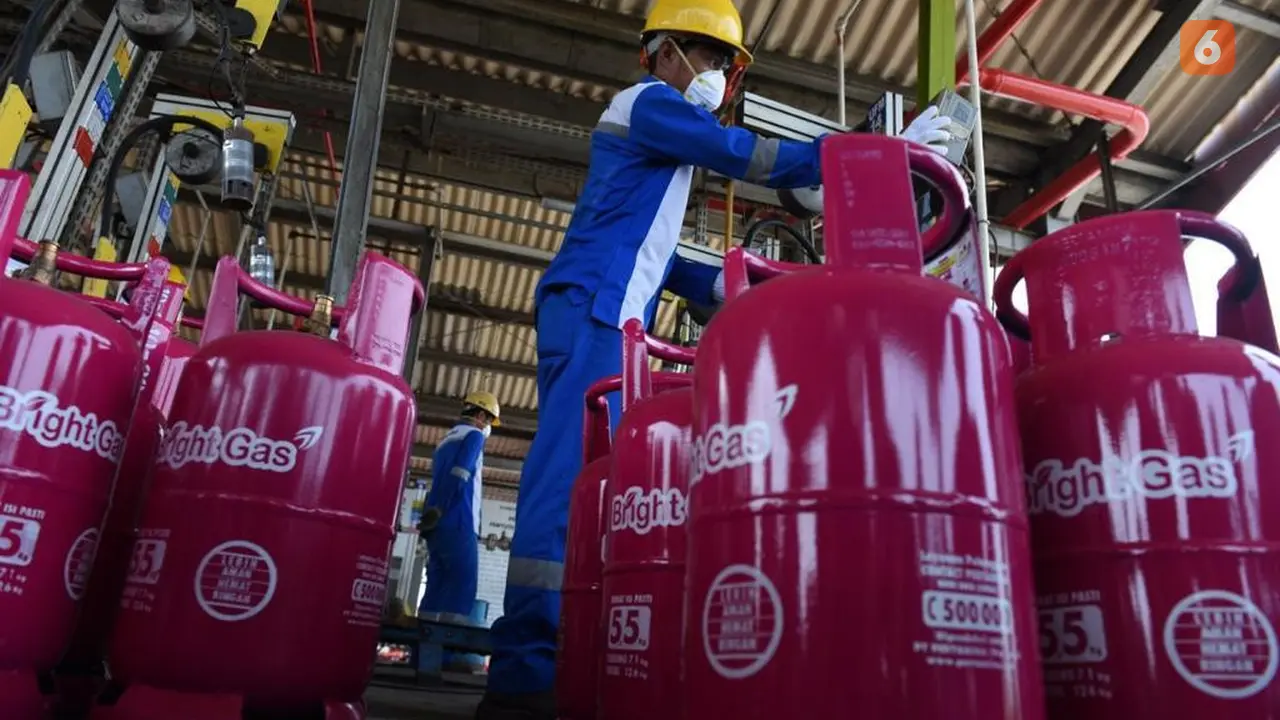 Pengisian dan distribusi gas elpiji. (Foto: Humas PT Pertamina).