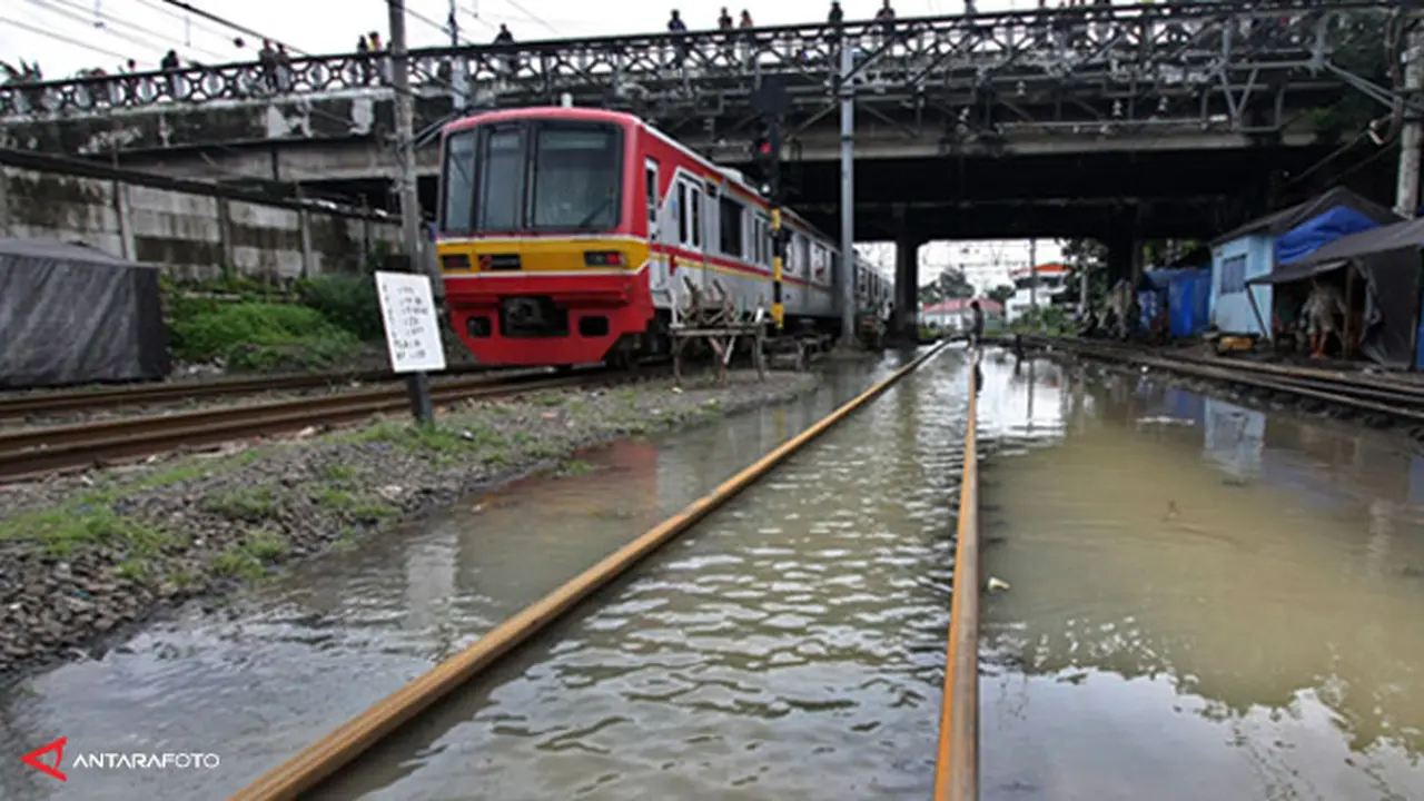antrean-panjang-kereta-api140119b.jpg