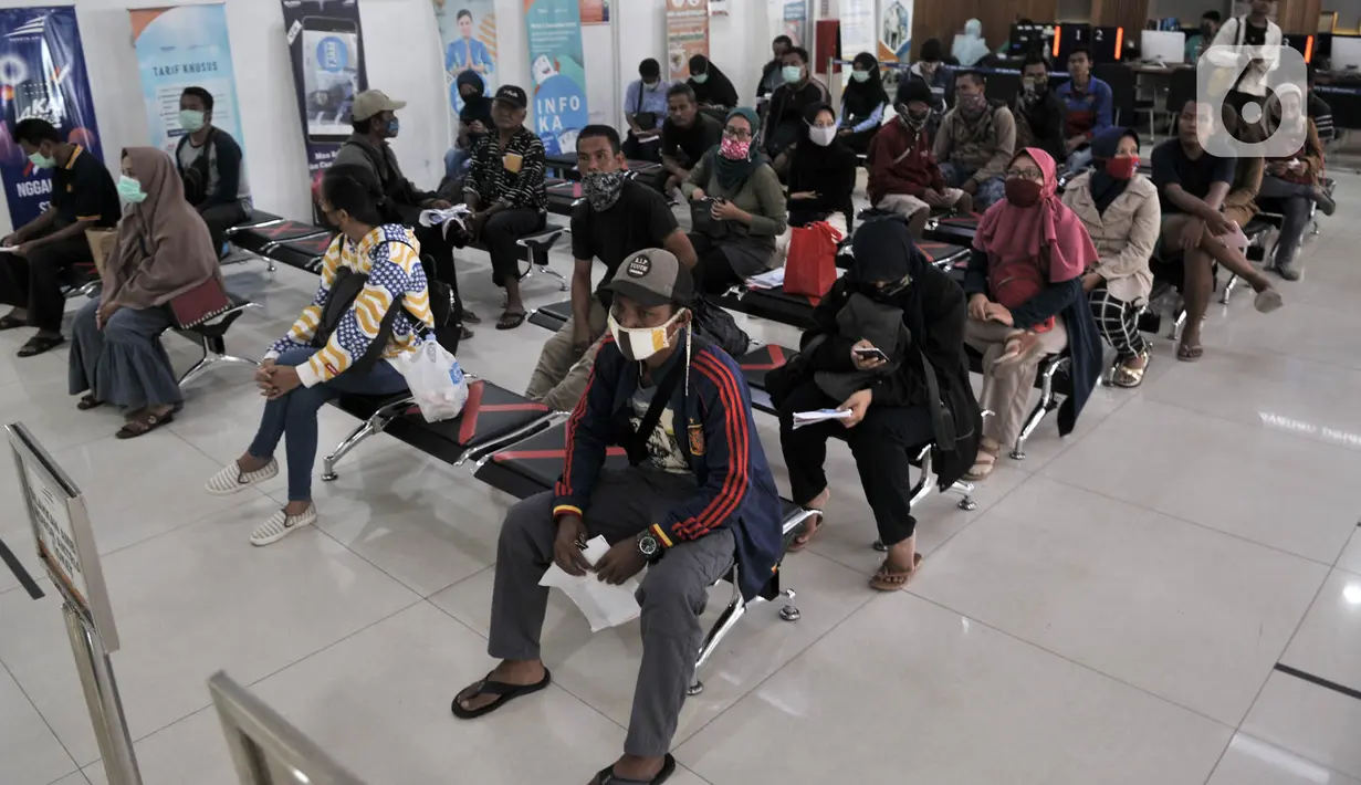 Warga menunggu giliran pengurusan pembatalan tiket perjalanan kereta api di Stasiun Pasar Senen, Minggu (29/3/2020). PT KAI Daop 1 Jakarta membatalkan sejumlah perjalanan keberangkatan kereta jarak jauh hingga 1 Mei 2020 sebagai pencegahan penyebaran virus Corona. (merdeka.com/Iqbal Nugroho)