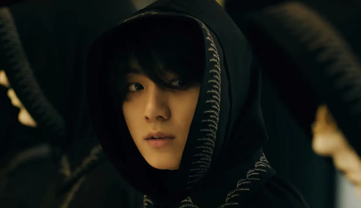 Setelah Jungkook mengenakan topeng, mendadak sebuah balok besar jatuh menimpa mereka. Adegan terakhir ini pun membuat para ARMY menjadi kebingungan sekaligus penasaran. (Foto: Youtube.com)