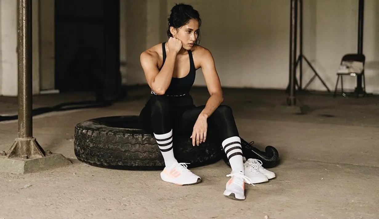 Dalam akun Instagram pribadinya, wanita kelahiran 8 Maret 1997 ini aktif mengunggah berbagai kegiatan dan penampilan. Bahkan, penampilan Aghniny Haque dalam busana sporty juga tak lepas dari sorotan. (Liputan6.com/IG/@aghninyhaque)