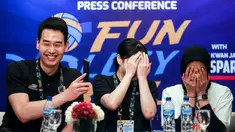Ekspresi malu pemain Red Sparks, Megawati Hangestri Pertiwi (kanan) dan Yeum Hye-seon (tengah) saat pelatih Ko Hee-jin menunjukkan foto bersama di ponselnya ketika konferensi pers jelang laga Fun Volleyball 2024 di Hotel Mulia, Senayan, Jakarta, Jumat (19/04/2024). (Bola.com/Bagaskara Lazuardi)