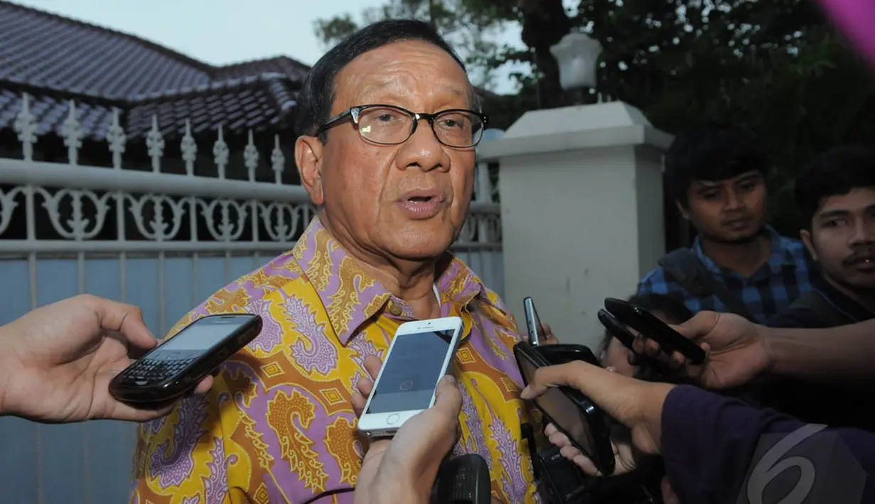 Ketua Dewan Pertimbangan Partai Golkar Akbar Tandjung mengunjungi kediaman BJ Habibie, Senin (15/12/2014). (Liputan6.com/Herman Zakharia)