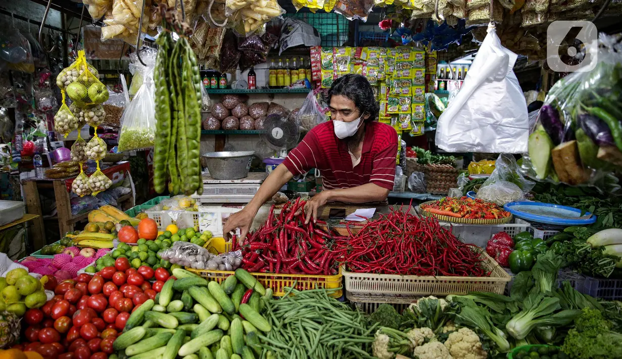 Pedagang menata cabai saat menunggu pembeli di kiosnya di Pasar Mede, Jakarta, Rabu (15/12/2021). Harga pangan menjelang Natal 2021 dan Tahun Baru 2022 (Nataru) mengalami kenaikan. (Liputan6.com/Faizal Fanani)