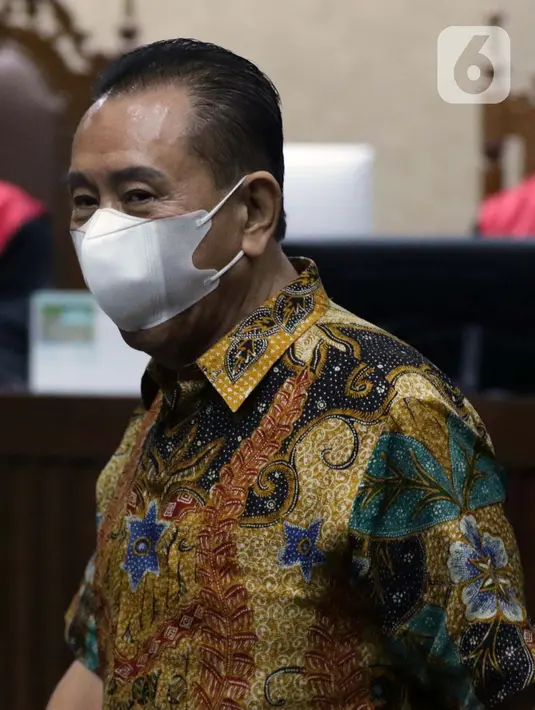 Terdakwa suap pengurusan fatwa MA serta penghapusan nama terpidana pengalihan hak tagih Bank Bali dari daftar red notice Polri, Djoko S Tjandra saat sidang putusan di Pengadilan Tipikor Jakarta, Senin (5/4/2021). Djoko Tjandra divonis 4 tahun 6 bulan penjara. (Liputan6.com/Helmi Fithriansyah)