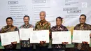 Ketua Komnas HAM Ahmad Taufan Damanik (kedua kiri) bersama empat pimpinan lembaga usai menandatangani MoU Festival HAM Indonesia di Jakarta, Rabu (3/10). Festival HAM Indonesia berlangsung di Wonosobo, 13-15 November. (Liputan6.com/Helmi Fithriansyah)