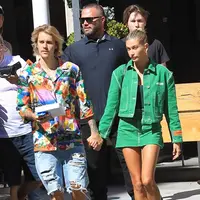 Hailey Baldwin dan Justin Bieber terlihat santai. Justin memakai kemeja hawa dengan jean pendek. Semenara Hailey menggunakan rok denim hijau yang matching dengan atasannya. (SPLASHNEWS COM/HollywoodLife)