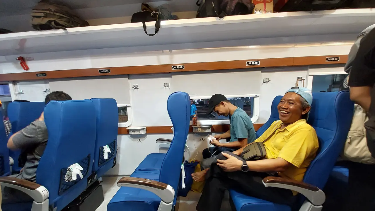 PT Kereta Api Indonesia (Persero) alias KAI meresmikan kereta ekonomi baru di Stasiun Pasar Senen, Jakarta, Selasa (26/9/2023). (Arief/Liputan6.com)