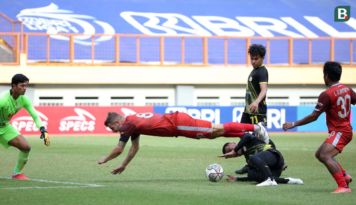 Pemain PSM Makassar, Willem Jan Pluim (tengah) terjatuh usai dihadang pemain Barito Putera, Azamat Daimatov dalam laga pekan ke-5 BRI Liga 1 2021/2022 di Stadion Wibawa Mukti, Cikarang, Senin (27/9/2021). PSM kalah 0-2. (Bola.com/Ikhwan Yanuar)