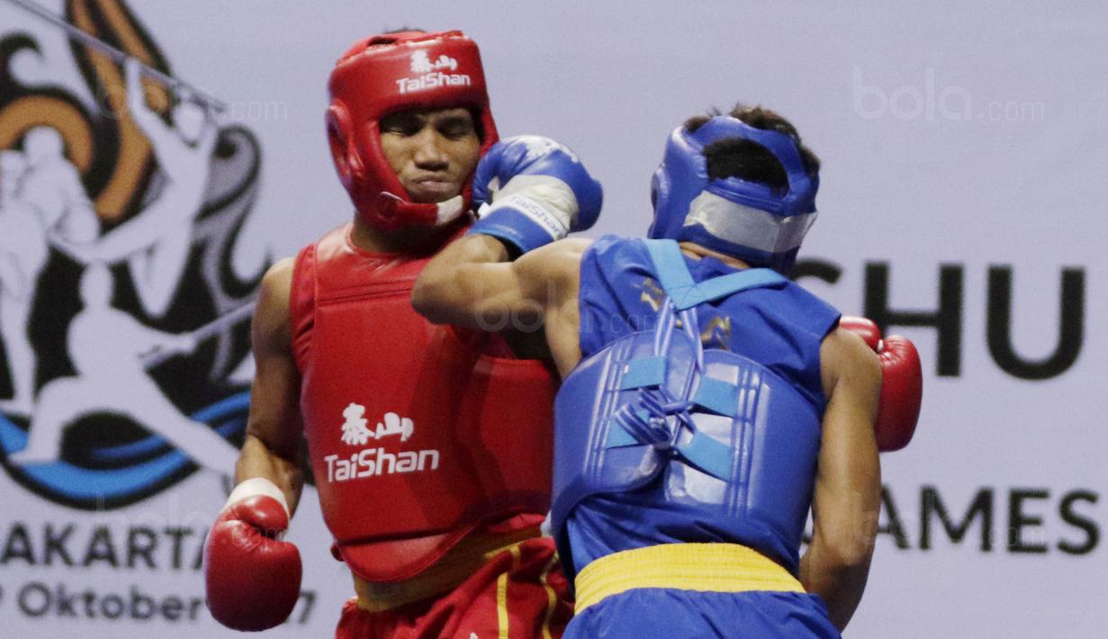 Atlet Wushu nomor Sanda beraksi pada Kejuaraan Nasional Wushu di Sport Mall Britama Arena Kelapa Gading,Jakarta, Sabtu, (28/10/2017). Ajang tersebut juga sebagai test event Asian Games XVIII 2018. (Bola.com/M Iqbal Ichsan)