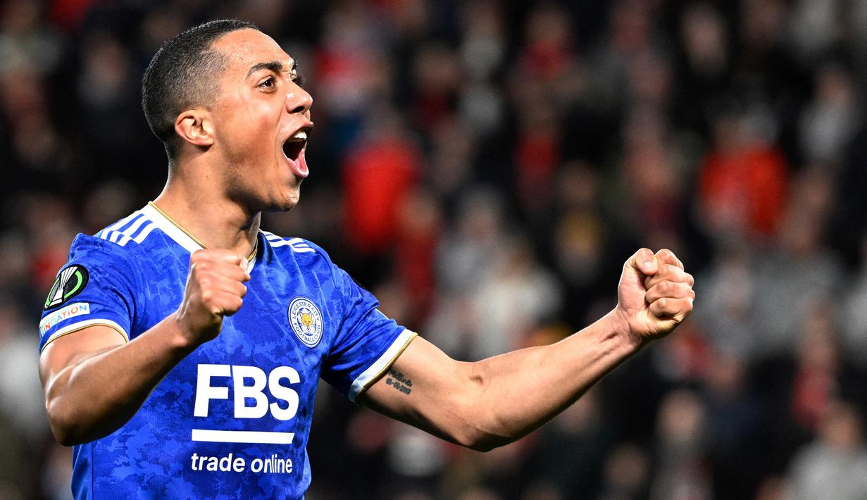 Pemain Leicester City, Youri Tielemans, melakukan selebrasi saat melawan Rennes pada laga UEFA Europa Conference League di Roazhon Park (17/3/2022). MU kerap mengalami kesulitan saat Casemrio absen. Karena itu, Setan Merah bisa mendatangkan Youri Tielemans dari Leicester City yang kemungkinan besar akan meninggalkan Leicester dengan status bebas transfer pada akhir musim nanti. (AFP/Damien Meyer)