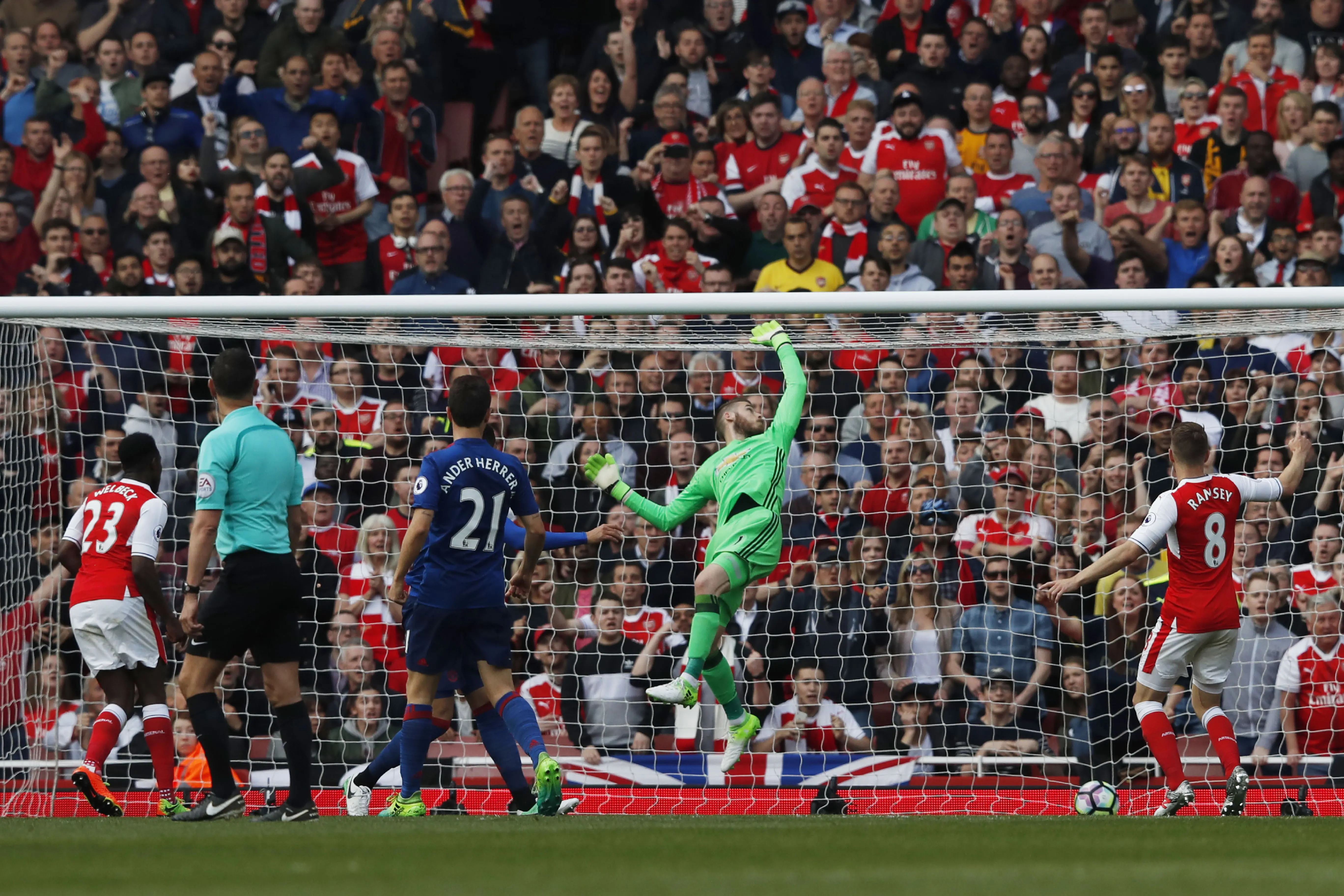 Momen terjadinya gol sundulan penyerang Arsenal, Danny Welbeck ke gawang Manchester United (MU) kawalan David De Gea. (Adrian DENNIS / AFP)