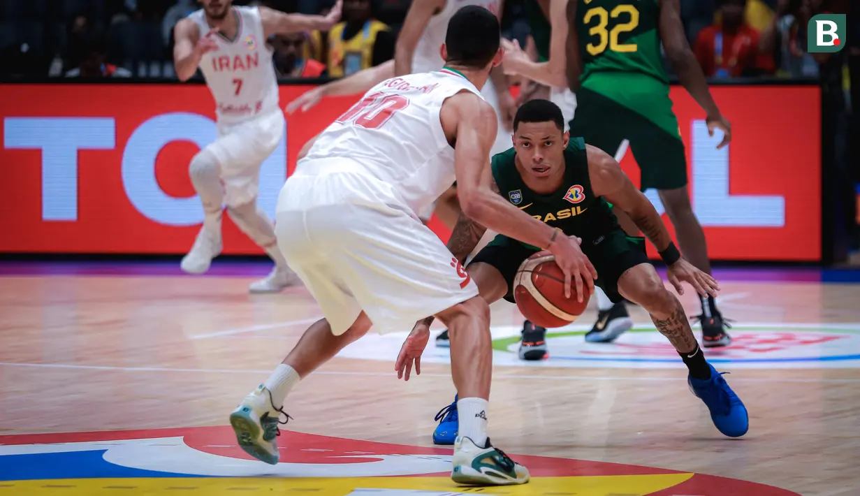 <p>Pebasket Brasil, Yago Santos (kanan) melakukan penjagaan terhadap pebasket Iran, Piter Girgoorian pada laga Grup G Piala Dunia FIBA 2023 antara Timnas Basket Iran menghadapi Brasil di Indonesia Arena, Senayan, Jakarta, Sabtu (26/08/2023). (Bola.com/Bagaskara Lazuardi)</p>