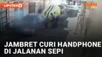 Seorang anak sekolah bermain handphone di jalan terkena jambret mengundang perhatian