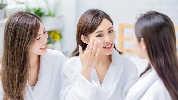 Pentingnya Trik Deep Cleanse Untuk Wajah Bebas Kusam Akibat Polusi dan Makeup
