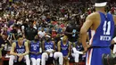 Pemain New York Knicks duduk setelah gempa bumi mengguncang Thomas & Mack Center selama pertandingan melawan New Orleans Pelicans pada NBA Summer League 2019 di Las Vegas, Nevada (5/7/2019). Laga Pelicans melawan Knicks telah mencapai kuarter keempat ketika gempa terjadi. (AFP Photo/Ethan Miller)