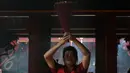 Seorang umat Tionghoa berdoa di Vihara Dhanagun, Bogor, Senin (8/2/2016). Vihara yang juga disebut sebagai Klenteng Hok Tek Bio menjadi pusat peribadatan umat Tionghoa Kota Bogor saat perayaan Tahun Baru Imlek 2567. (Liputan6.com/Helmi Fithriansyah)