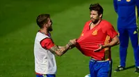 Dua pemain andalan tim nasional Spanyol, Sergio Ramos dan Gerard Pique. (AFP/Pierre-Philippe Marcou)