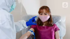 Petugas medis mengambil sampel darah pasien di Laboratorium Prodia, Jakarta, Minggu (01/11/2020). Prodia meluncurkan pemeriksaan berbasis gen, yakni Prodia Skin and Hair Genomics yang bisa mengidentifikasi kondisi dan tendensi kesehatan kulit, rambut serta kecukupan nutrisi. (Liputan6.com/Pool)