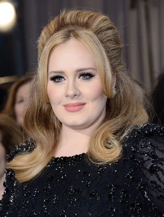Adanya pembatalan konser tersebut ternyata membuat para penggemarnya cukup kecewa. Namun kabar terbaru datang bahwa Adele akan kembali muncul meskipun bukan di ranah tarik suara. (AFP/Michael Buckner)