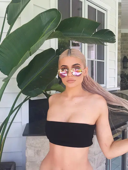 Melansir Hollywoodlife.com, dalam video di laman webnya Kylie pun menampik rumor tersebut. Ia mengatakan semua anggota tubuhnya asli dan tidak ada yang diubah apalagi melakukan operasi plastik. (Instagram/kyliejenner)