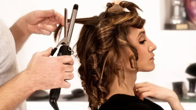 Kreasikan Rambut Sebahumu dengan Model Curly