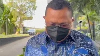 Kakanwil Kemenag Jateng Saiful Mujab berjalan cepat dan menunduk saat meninggalkan Gedung Merah Putih Komisi Pemberantasan Korupsi (KPK). (Liputan6.com/Muhammad Radityo Priyasmoro)