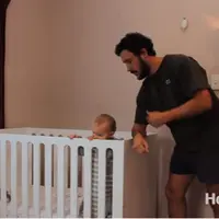 Meskipun brewokan dan terlihat sangar, ternyata ayah yang satu ini malah dinobatkan sebagai ayah terlucu di dunia versi netizen. (Foto: YouTube.com)