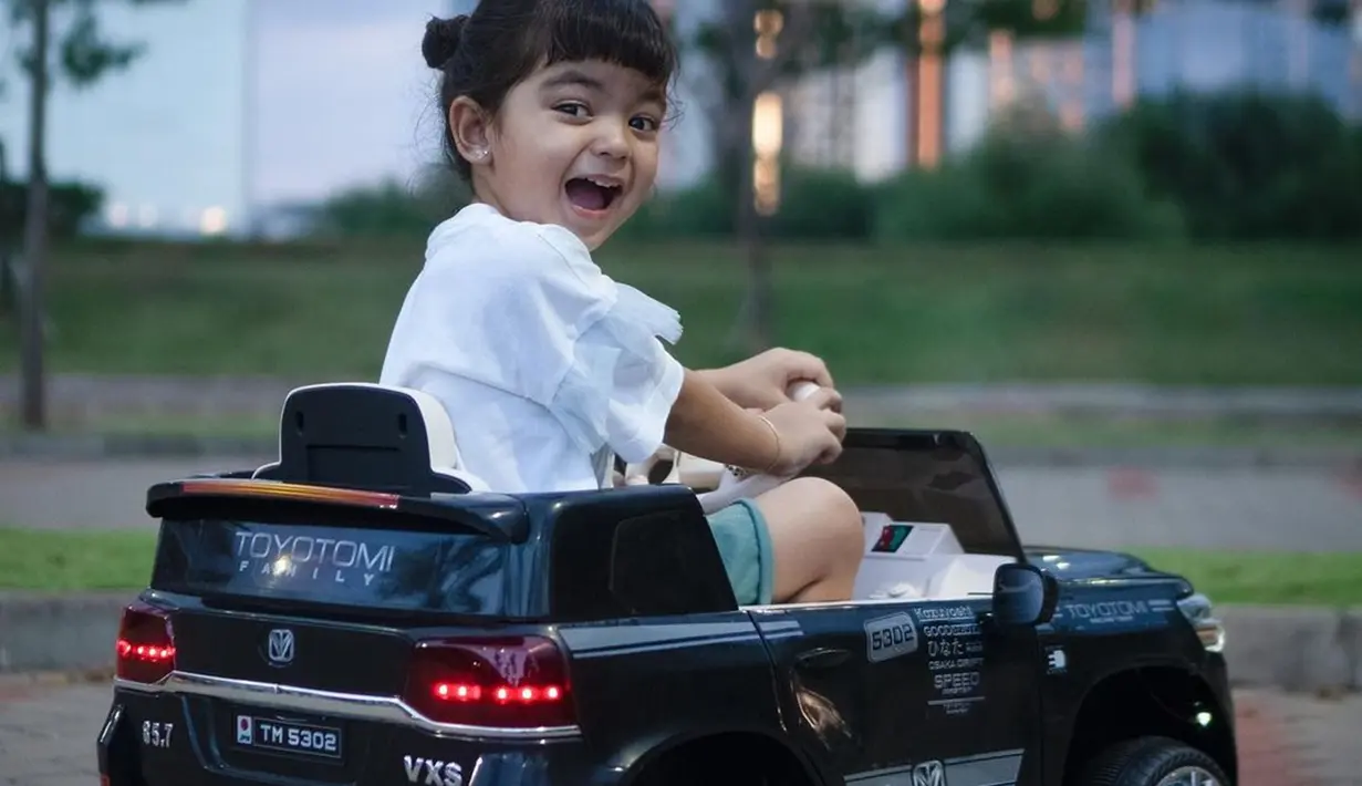 Foto lucu Mazaya saat naik mobil mainan ini sukses bikin netizen gemas. Tingkat kelucuan Mazaya yang tersenyum lebar ini memang membuatnya kian dipuji oleh netizen. Tak ayal, foto Mazaya naik mobil mainan sambil tersenyum ini banjir like dan komentar. (Liputan6.com/IG/@mazayaamania)