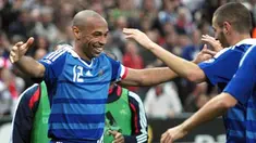French forward Thierry Henry celebrates after scoring a second goal during the friendly match France vs Tunisia on October 14, 2008 at Stade de France in Saint-Denis. AFP PHOTO/JACQUES DEMARTHON 