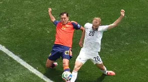Pemain Spanyol Mikel Oyarzabal  berebut bola dengan pemain Austria  Konrad Laimer selama pertandingan sepak bola babak 32 besar Piala Dunia antara Spanyol dan Austria di Inglewood, California, dekat Los Angeles, Kamis, (02/07/2026). (AP Photo/Marcio J. Sanchez)