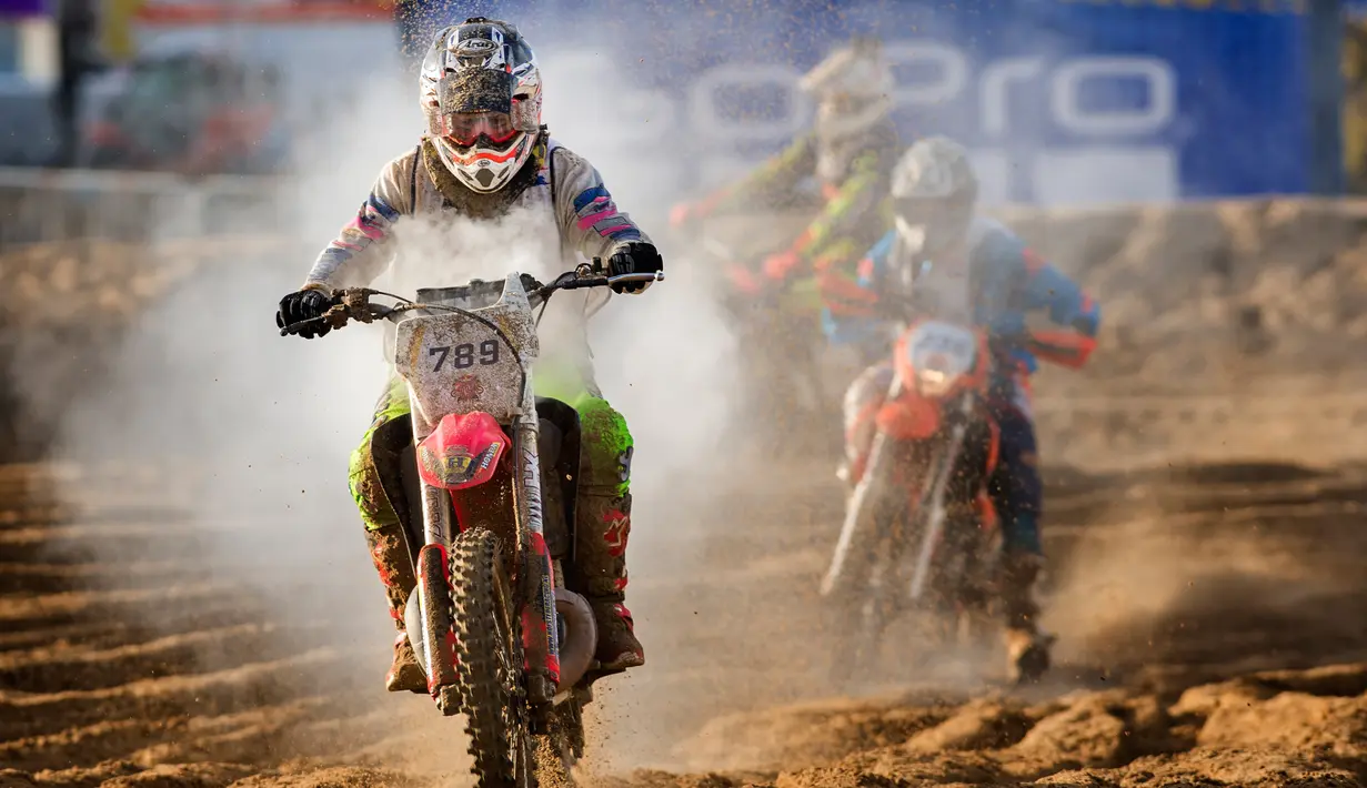 Para crosser bersaing dalam ajang Red Bull Knock Out di Scheveningen, Den Haag, Belanda (19/11). 1.000 peserta mengikuti ajang balap motor cross di Red Bull Knock Out 2016 yang menjadikan pantai sebagai treknya. (REUTERS/Red Bull Knock Out)