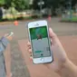 Penggemar game menunjukkan aplikasi Pokemon Go di layar ponselnya, Kawasan Senayan, Jumat (15/7). Meski belum resmi diluncurkan di Indonesia, permainan Pokemon Go berbasis realitas sudah diminati banyak kalangan. (Liputan6.com/Gempur M Surya)