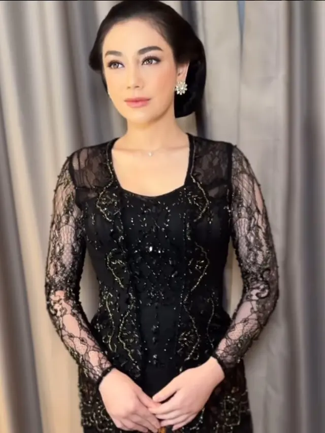 Celine Evangelista berkebaya (Instagram/celine_evangelista)