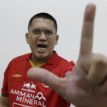 Ketua Umum The Jakmania, Diky Soemarno, saat bermain FIFA 20 di Kantor KLY, Gondangdia, Kamis (25/6/2020). Acara bertajuk BOLA Esports Challenge ini mempertemukan pemain Persija dengan The Jakmania pada pertandingan  FIFA 20. (Bola.com/M Iqbal Ichsan)