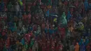 Para pendukung Bali United atau Semeton Dewata, memberi dukungan di tengah hujan deras saat laga Piala Presiden 2017 melawan Borneo FC di Stadion I Wayan Dipta, Bali, Senin (13/2/2017). (Bola.com/Vitalis Yogi Trisna)