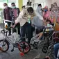 Wali Kota Jambi Syarif Fasha saat memberikan hadiah sepeda baru kepada dua bocah kakak beradik, Kamis (4/6/2020). Kedua bocah itu telah dinyatakan sembuh dari infeksi Covid-19 dan dibolehkan pulang. (Liputan6.com / dok Humas Kota Jambi)