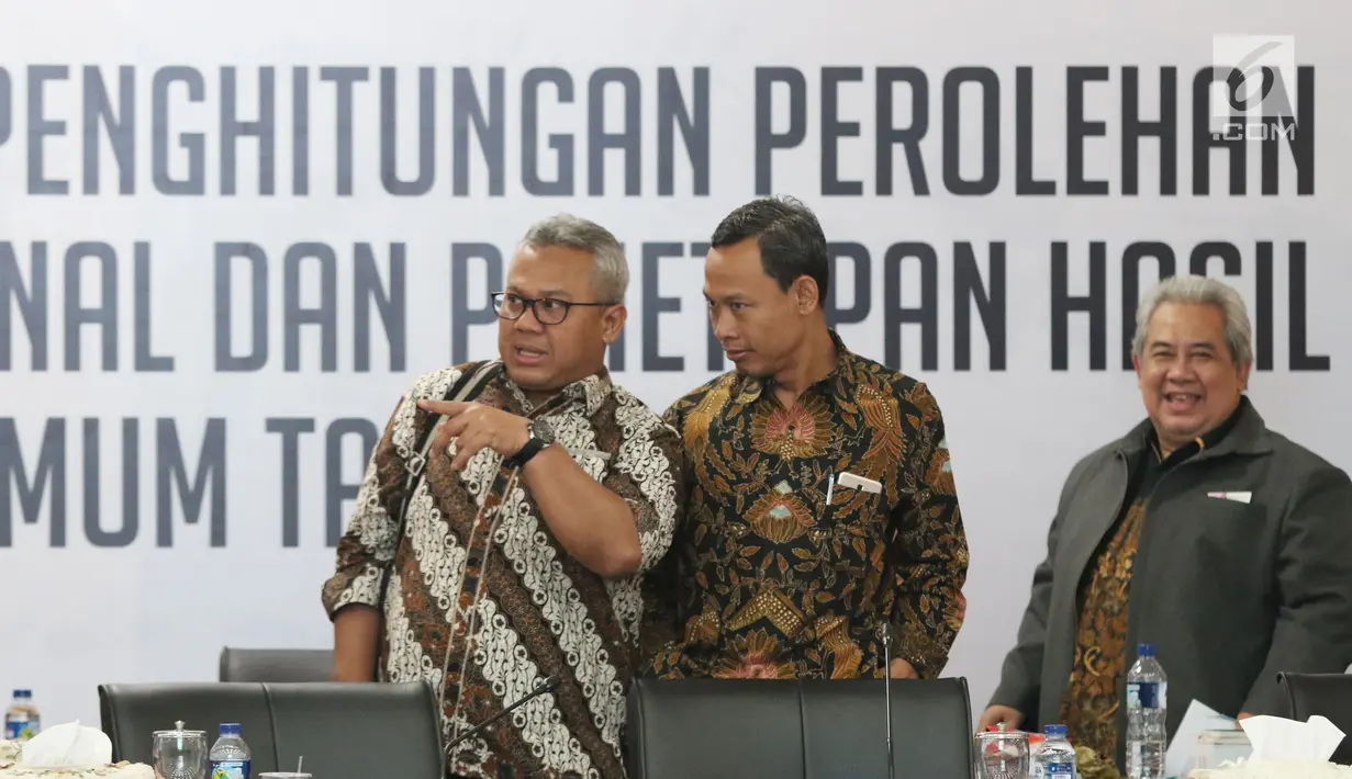 Ketua KPU RI, Arief Budiman (kiri) saat jeda rapat Rekapitulasi Hasil Penghitungan Perolehan Suara Tingkat Nasional dan Penetapan Hasil Pemilihan Umum Tahun 2019, Jakarta, Minggu (5/5/2019). Rapat dihadiri partai politik, timses Capres/Cawapres dan Bawaslu. (Liputan6.com/Helmi Fithriansyah)