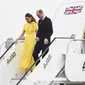 Kate Middleton dan Pangeran William turun dari pesawat setibanya di Bandara Internasional Norman Manley di Kingston saat mereka mengunjungi Jamaika untuk menandai Jubilee Platinum Yang Mulia Ratu pada 22 Maret 2022. (RICARDO MAKYN / AFP)