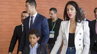 Cristiano Ronaldo, Cristiano Junior, dan kekasihnya Georgina Rodriguez menghadiri acara pergantian nama Bandara di Madeira airport, Santa Cruz, 29 Maret 2017. Madeira Airport berubah menjadi Cristiano Ronaldo Airport. (EPA/Gregorio Cunha)