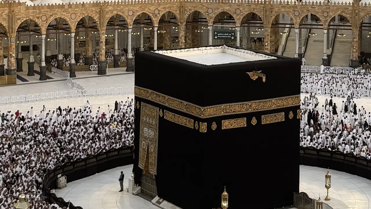Jemaah melaksanakan tawaf di mataf Ka’bah, Masjidil Haram, Arab Saudi, Rabu, 17 Juni 2026. (dok. Media Center Haji)