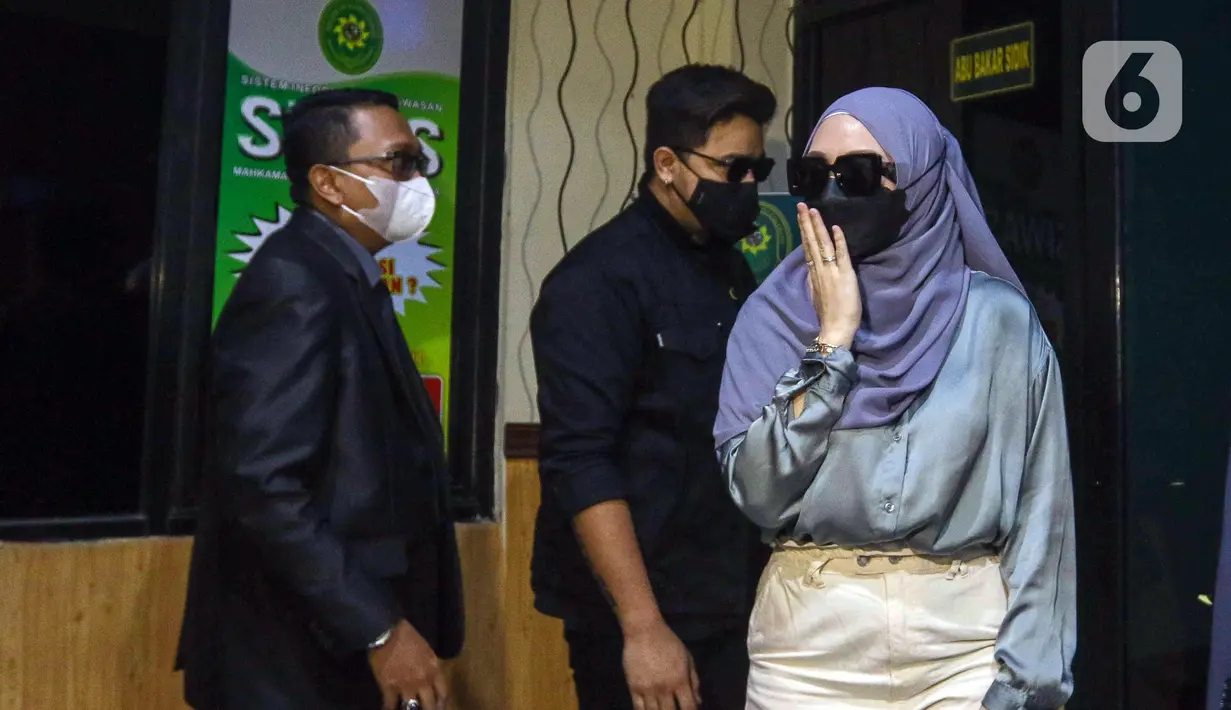 Ekspresi selebriti Nathalie Holscher saat menghadiri sidang perceraian dengan komedian Entis Sutisna atau lebih dikenal Sule di Pengadilan Agama (PA) Cikarang, Jawa Barat, Rabu (20/7/2022). Nathalie Holscher dan Sule datang ke PA Cikarang untuk menghadiri sidang perdana perceraian yang beragendakan pemeriksaan berkas dan mediasi. (Liputan6.com/Herman Zakharia)