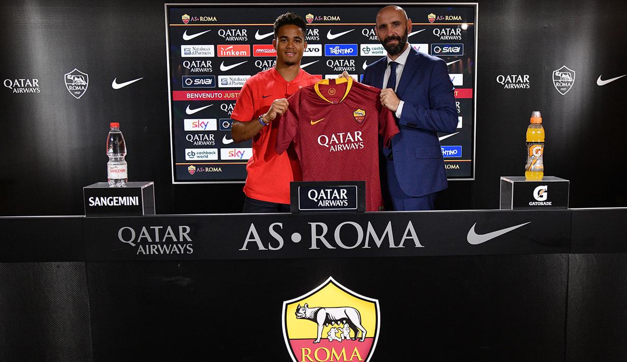Pemain baru AS Roma, Justin Kluivert, saat diperkenalkan ke publik di Trigoria, Roma, Jumat (22/6/2018). Dirinya didatangkan dengan harga 17,25 juta euro dari Ajax Amsterdam. (Laman Resmi AS Roma)