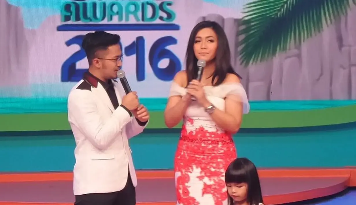 Doa dan dukungan terus diberikan pada anak Denada yang sedang berjuang untuk kesembuhan penyakitnya. Seperti diketahui, anak Denada sedang menjalani perawatan intensif di National University Hospital, Singapura. (instagram/hsantarore)