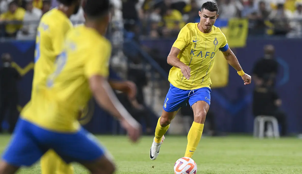Pemain Al-Nassr, Cristiano Ronaldo melakukan tendangan bebas saat laga play off Liga Champions Asia 2023/2024 melawan Al-Ahli Dubai di KSU Stadium, Rabu (23/8/2023) WIB. (AFP/Yazid al-Duwihi)